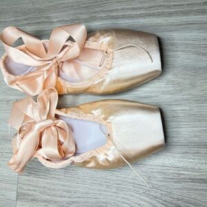 Pink satin 🩰 ballet point shoes size 41W